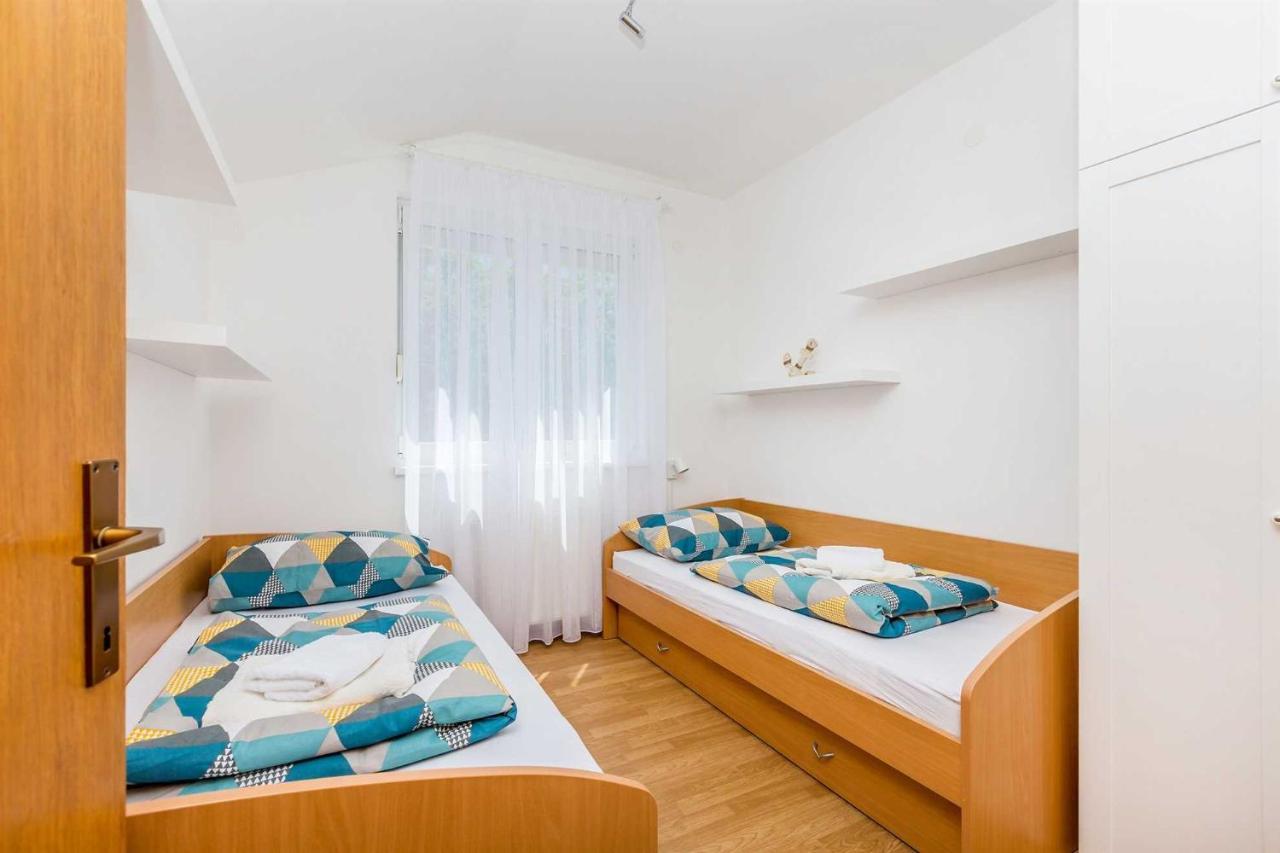 Holiday Home Olive Garden Brzac Exteriör bild